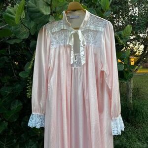 Gorgeous vintage Bonne Nuit floor length night gown and robe set